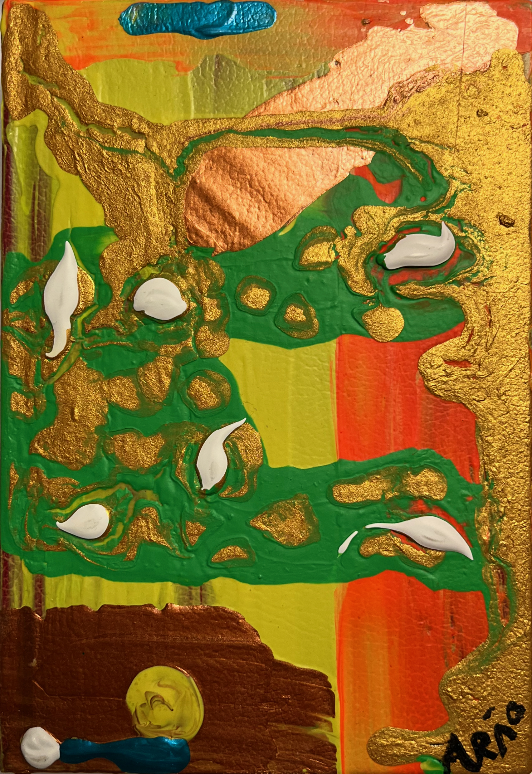 „LIVRO DA SABEDORIA“ von Arão Pinto zeigt ein bemaltes Buchcover in Gold, Grün und Orange mit plastischen Akzenten.